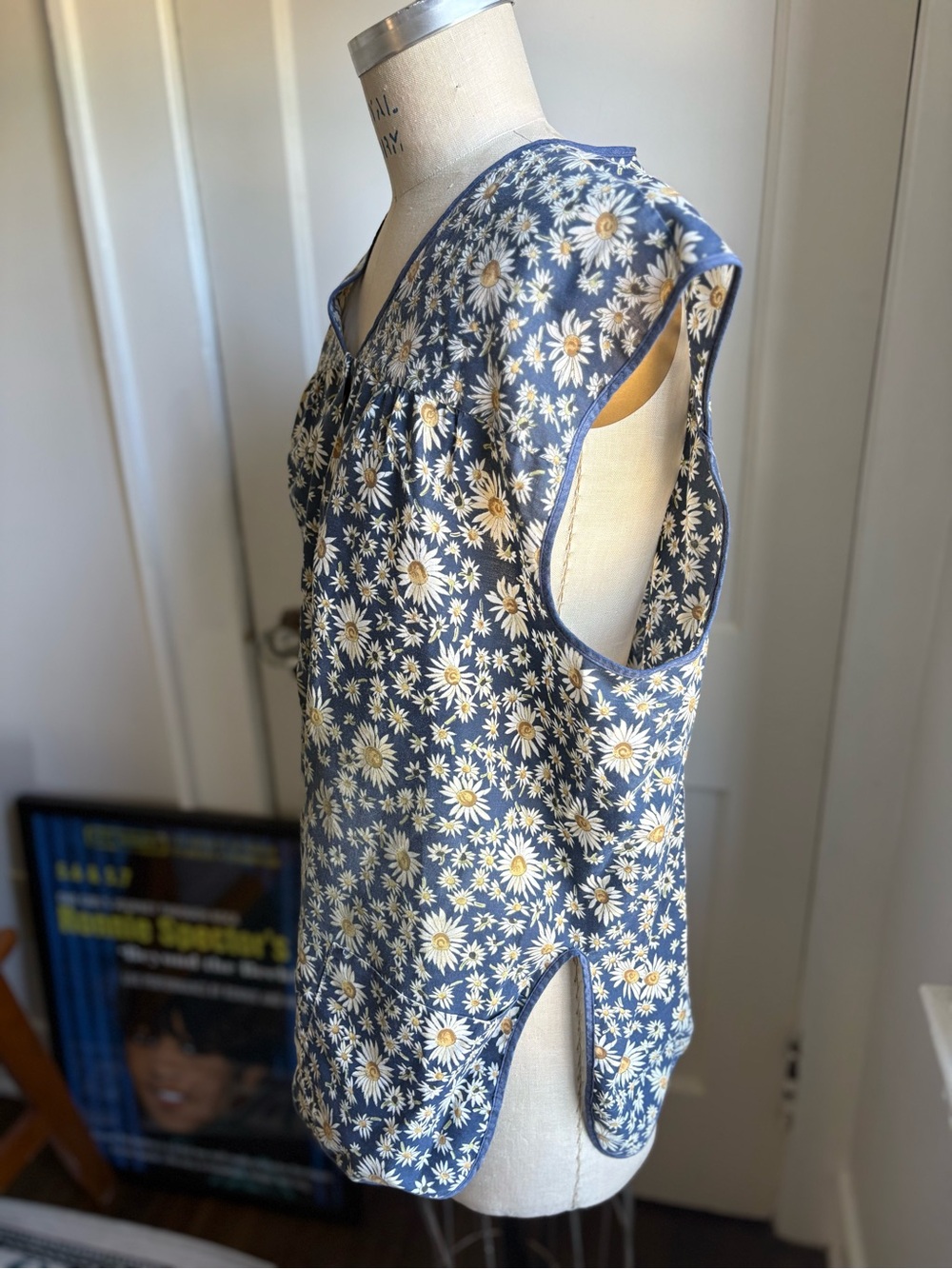 Vintage “Artistic Creation” Floral Snap Front Artist Smock - Picture 4 of 10